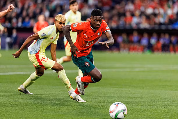Nuno Mendes (áo đỏ) vô hiệu hoá Lamine Yamal.