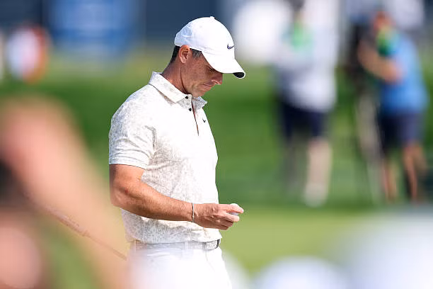 Rory McIlroy có ngày thi đấu khá thất vọng. Rory McIlroy có ngày thi đấu khá thất vọng.