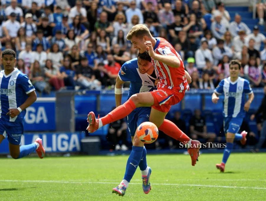 Facundo Garces (áo xanh) thi đấu tại La Liga