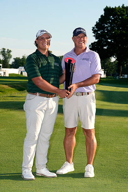 Potgieter ôm chặt cha mình- ông Heinrich- đầy xúc động.