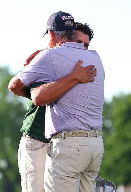 Potgieter ôm chặt cha mình- ông Heinrich- đầy xúc động.