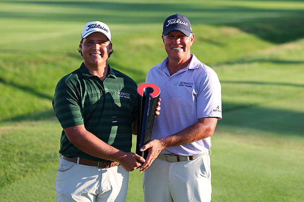 Potgieter ôm chặt cha mình- ông Heinrich- đầy xúc động.