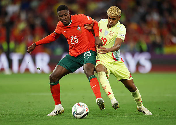 Nuno Mendes (áo đỏ) vô hiệu hoá Lamine Yamal. Nuno Mendes (áo đỏ) vô hiệu hoá Lamine Yamal.