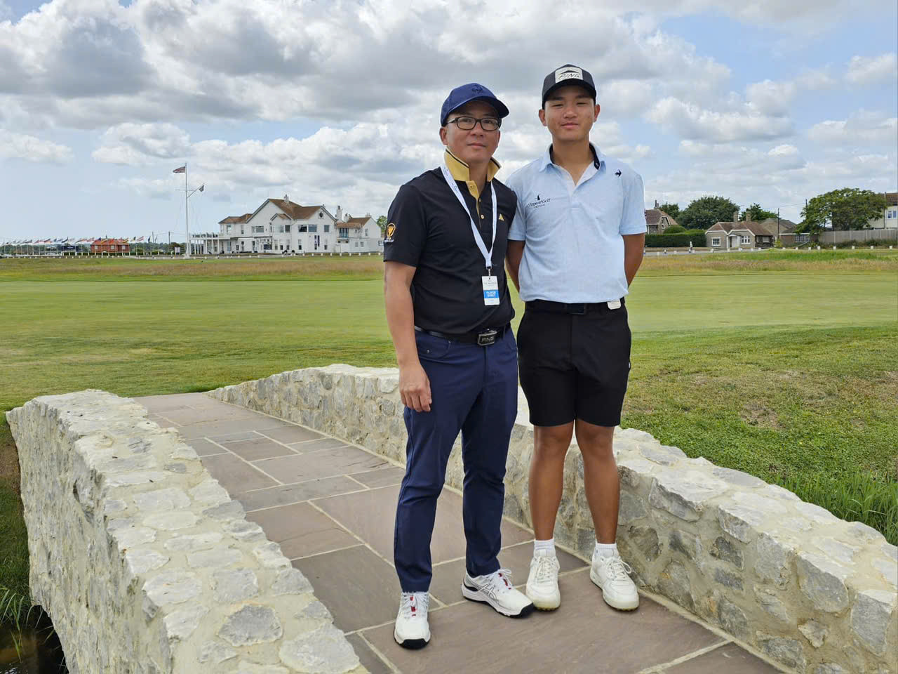 Ông Nguyễn Đặng Sơn luôn đồng hành cùng con trai ở các giải đấu.