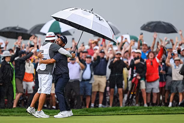 Khoảnh khắc Spaun ăn mừng cùng caddie Mark Caren. Khoảnh khắc Spaun ăn mừng cùng caddie Mark Caren.