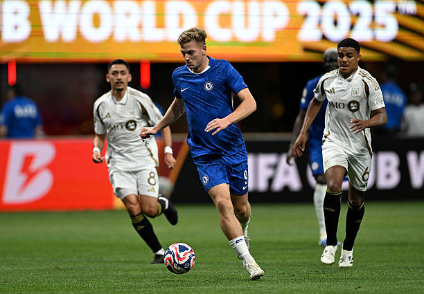 Liam Delap kiến tạo để Enzo Fernandez ghi bàn mở tỷ số. Liam Delap kiến tạo để Enzo Fernandez ghi bàn mở tỷ số.