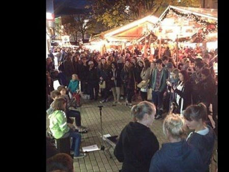 Bộ ba 11 tuổi thu hút sự chú ý của nhiều người qua đường. Bộ ba 11 tuổi thu hút sự chú ý của nhiều người qua đường