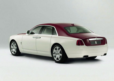 Nước sơn màu trắng kết hợp với màu tím-đỏ khá lạ mắt