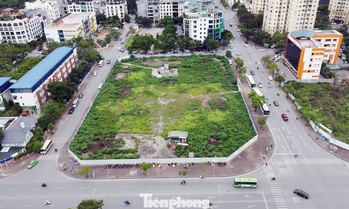 Hiện dự án được quây tôn kín mít 4 xung quanh, khu đất dự án vẫn để trống.