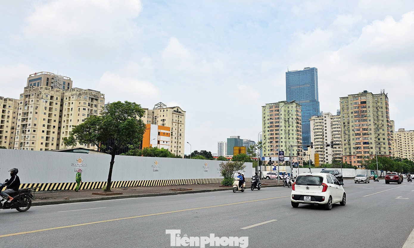 Theo ghi nhận của PV, tại khu đất trên mới được chủ đầu tư &quot;thay áo&quot; với hàng rào tôn mới quây.