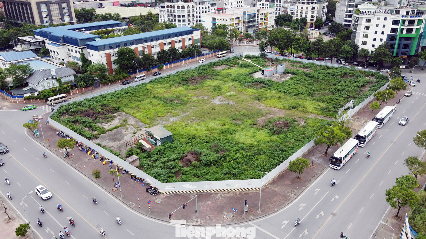 Lô đất C3 có vị trí đắc địa, ngay nút giao ngã tư phố Nguyễn Chánh - Mạc Thái Tông bỏ hoang chục năm gây lãng phí.