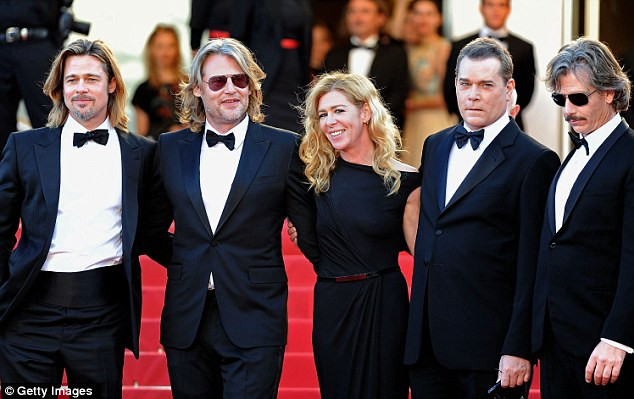 Brad Pitt cùng các thành viên của đoàn làm phim Killing Them Softly 