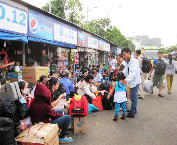 Nhiều hành khách ngồi vạ vật tại bến xe Miền Đông để chờ được lên xe