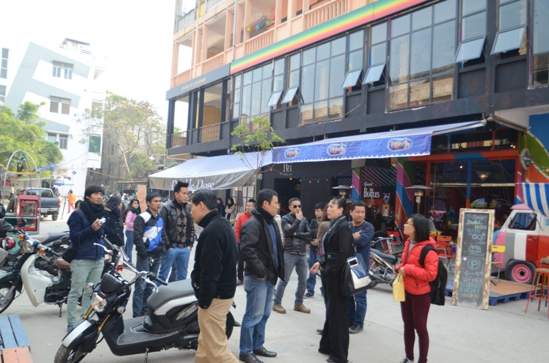 Đại diện Cty Thành Đạt đến nhắc nhở các chủ kinh doanh tạm dừng hoạt động