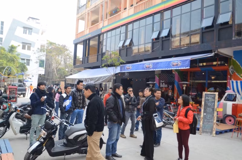 Đại diện Cty Thành Đạt đến nhắc nhở các chủ kinh doanh tạm dừng hoạt động