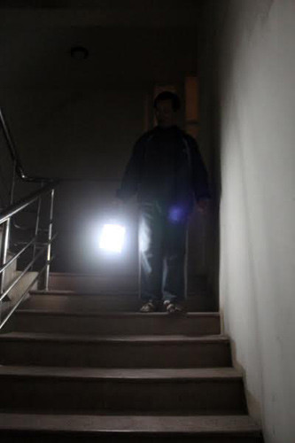 Cầu thang bộ cũng bị cắt điện, người dân sống trong tăm tối giữa Thủ đô