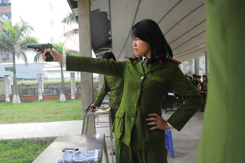 Uốn nắn từng động tác cho các học trò