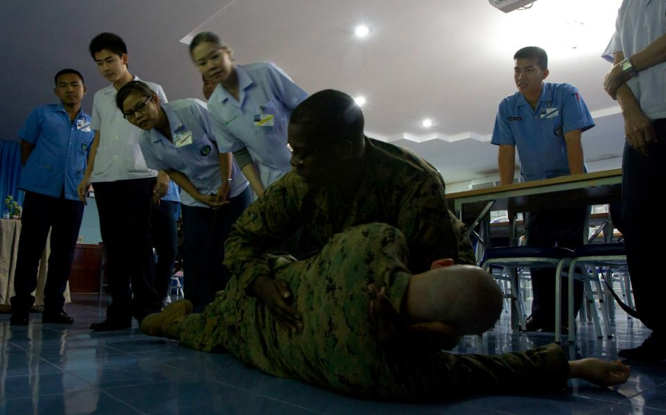 Sỹ quan Hải quân Mỹ Jarvis Broom hướng dẫn lính Thái Lan cách sơ cứu thương binh