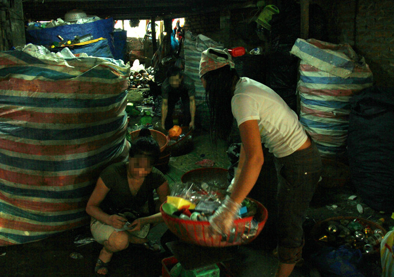 Phân loại rác thải. Ở trong nhà, hầu như phải thắp điện cả ngày vì không có ánh sáng mặt trời. Ảnh: Trường Phong