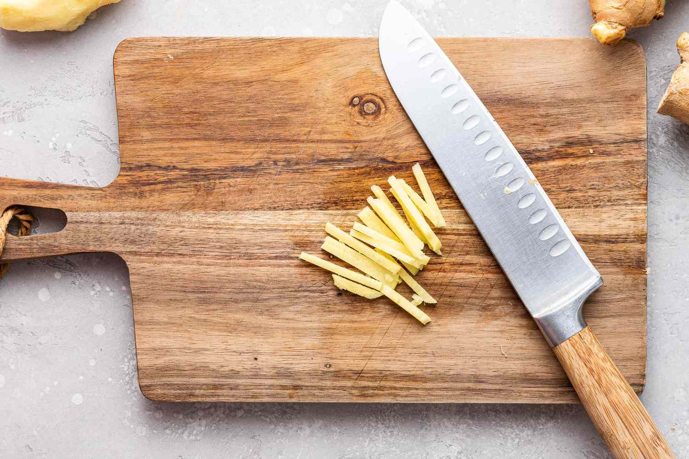 Gừng thái chỉ dùng làm gia vị trong nhiều món ăn ngon, ví dụ như thịt luộc chấm mắm tép. Gừng thái chỉ dùng làm gia vị trong nhiều món ăn ngon, ví dụ như thịt luộc chấm mắm tép.