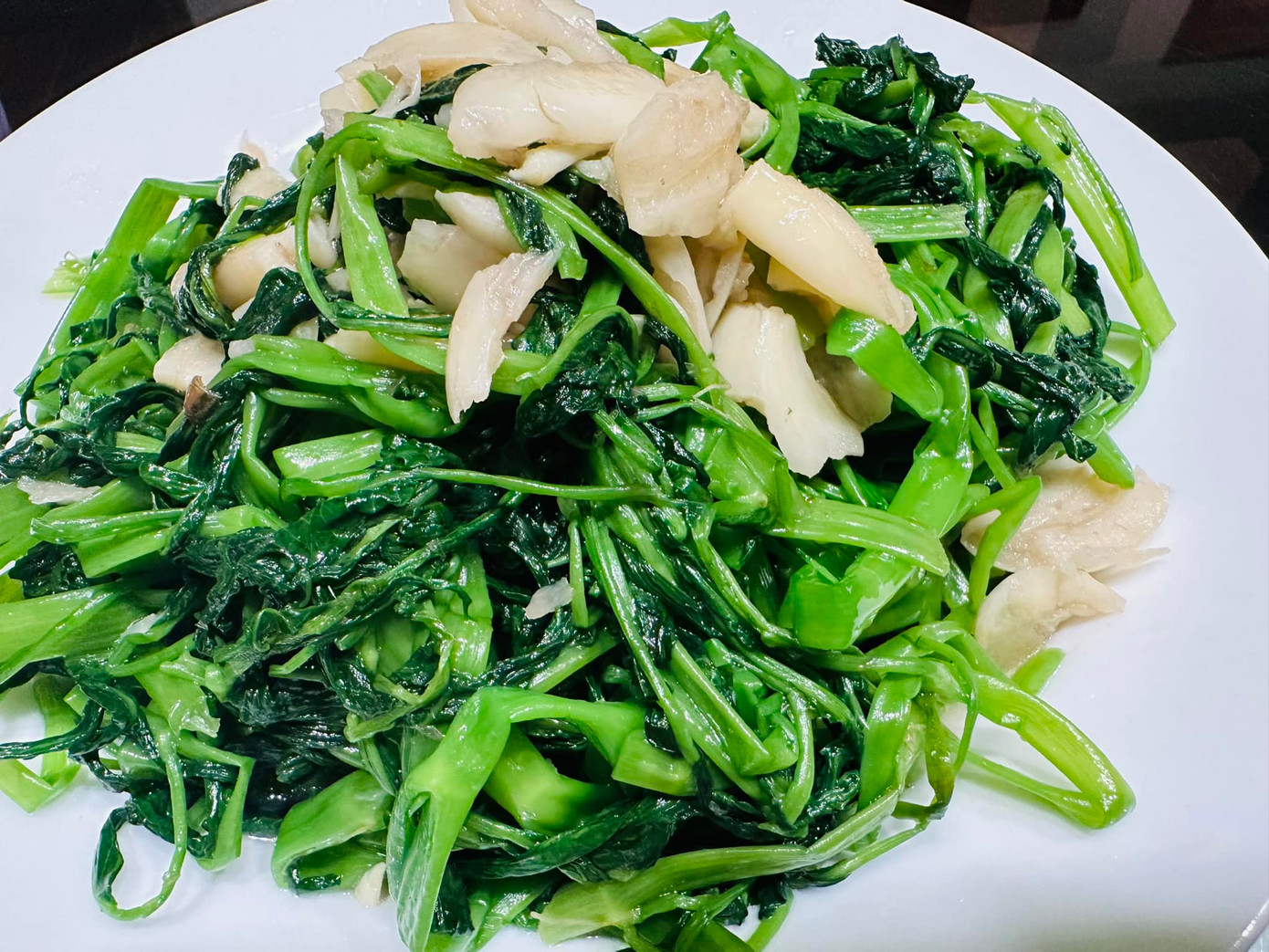 Rau muống xào tỏi, món ăn quen thuộc của mọi gia đình Việt Nam. Rau muống xào tỏi, món ăn quen thuộc của mọi gia đình Việt Nam.