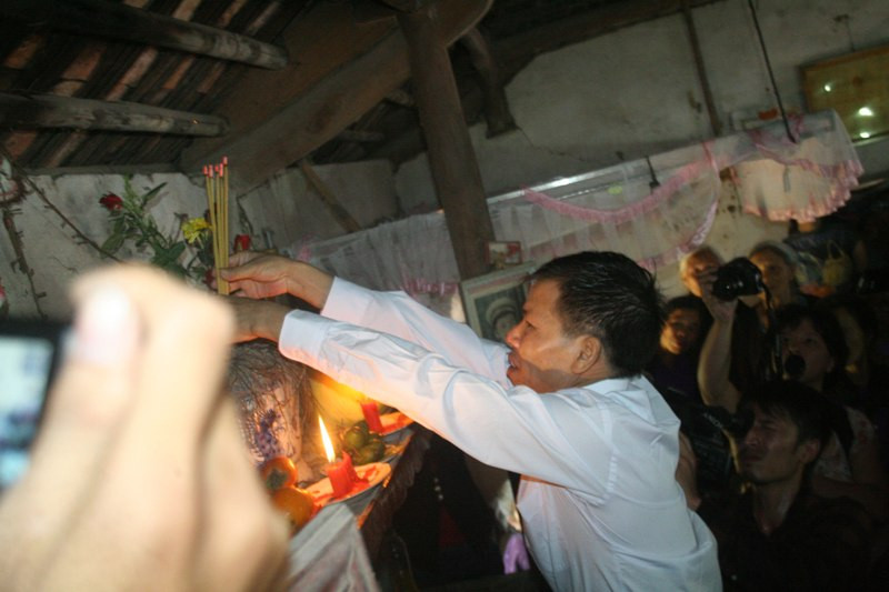 Ông Chấn thắp hương cho tổ tiên