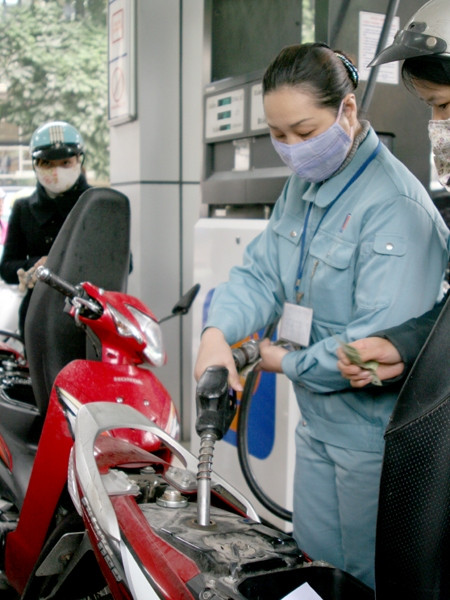 Bắt đầu bán xăng với giá mới.