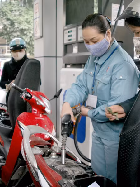 Bắt đầu bán xăng với giá mới.