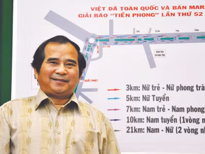 Giám đốc Sở VH-TT&DL Đăk Nông Tô Đình Tuấn bên sơ đồ đường đua. Ảnh: Thiên Nga. Giám đốc Sở VH-TT&DL Đăk Nông Tô Đình Tuấn bên sơ đồ đường đua Ảnh: Thiên Nga