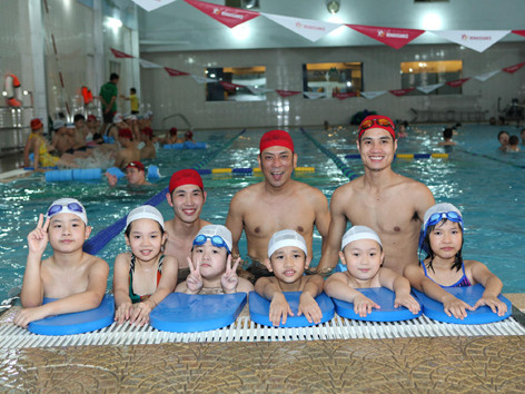 Chuyên gia bơi lội Yosuke Abe (thứ hai từ phải sang) cùng giáo viên và học sinh Việt Nam tại bể bơi số 4 Trần Hưng Đạo, Hà Nội. Chuyên gia bơi lội Yosuke Abe (thứ hai từ phải sang) cùng giáo viên và học sinh Việt Nam tại bể bơi số 4 Trần Hưng Đạo, Hà Nội