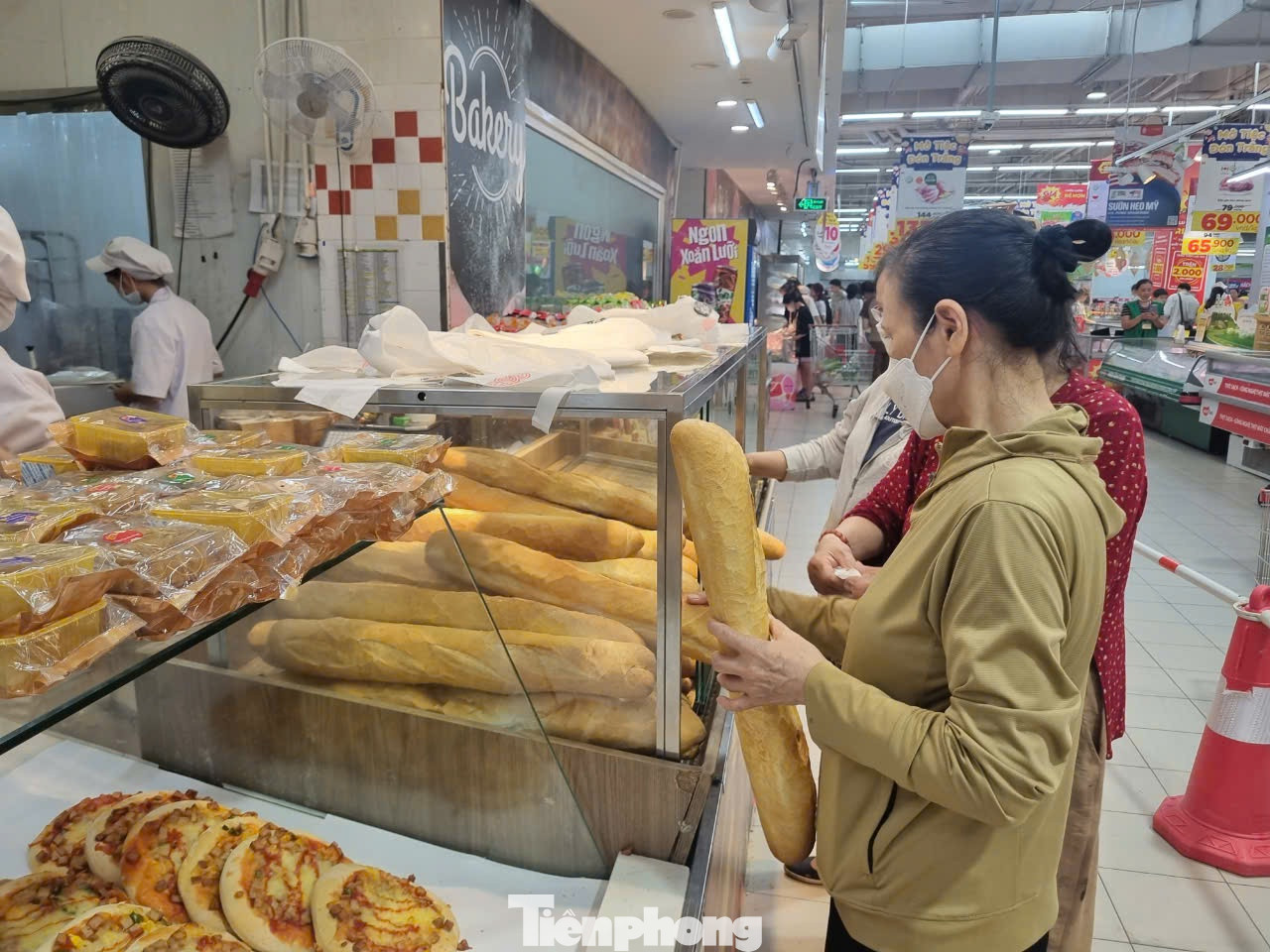 Bánh mì được người dân lựa chọn nhiều trong giỏ hàng mua sắm. Bánh mì được người dân lựa chọn nhiều trong giỏ hàng mua sắm.