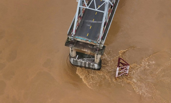 Cầu Phong Châu sập gây ảnh hưởng giao thông đi lại. Cầu Phong Châu sập gây ảnh hưởng giao thông đi lại.