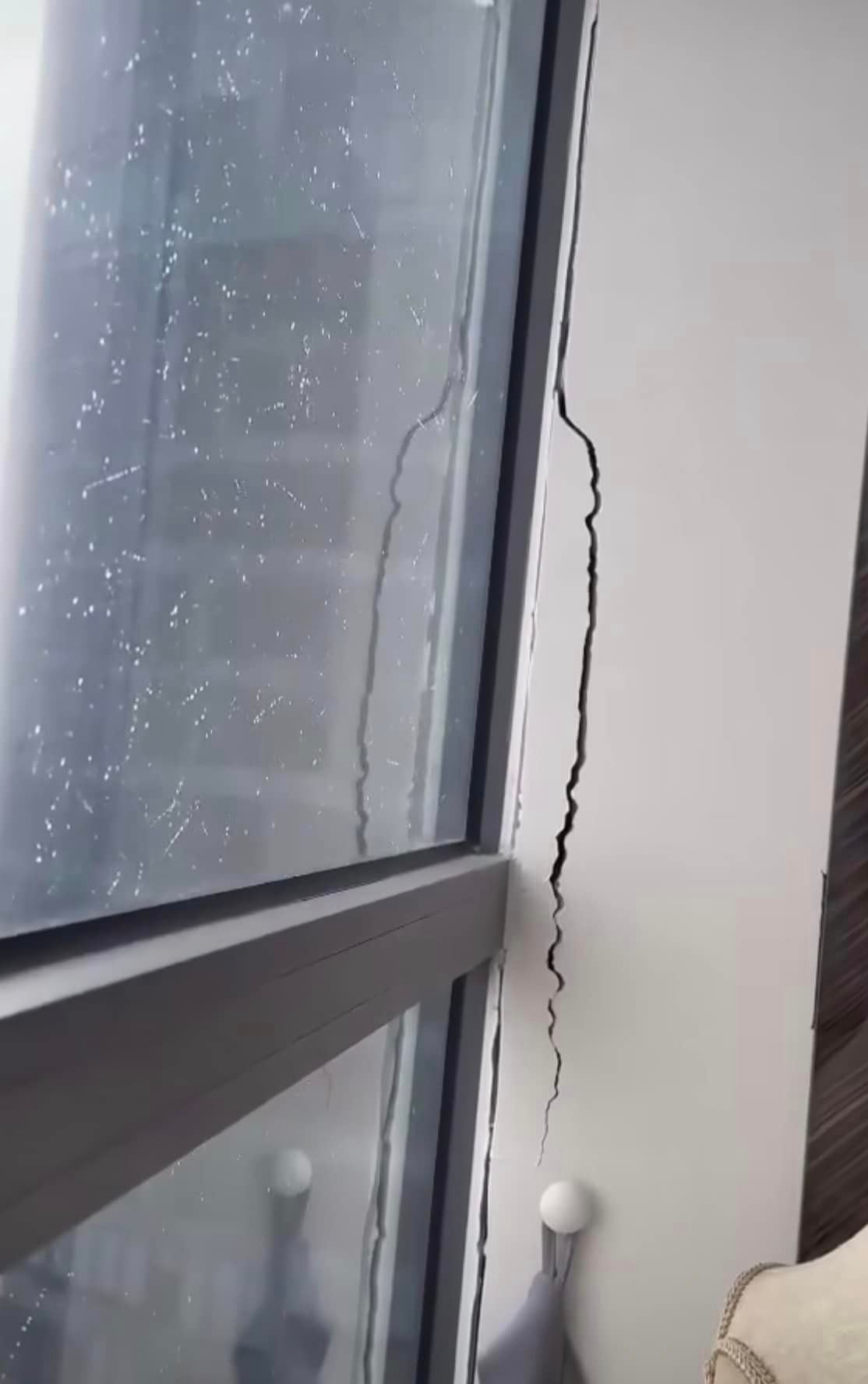 Tường nứt sát cửa kính tại một tòa chung cư Hà Nội trong cơn bão vừa qua. Tường nứt sát cửa kính tại một tòa chung cư Hà Nội trong cơn bão vừa qua.