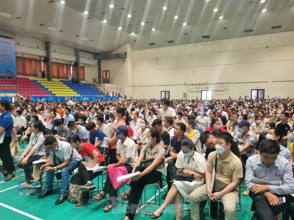 Khách xếp hàng chờ bốc thăm mua nhà ở xã hội tại Hà Nội.