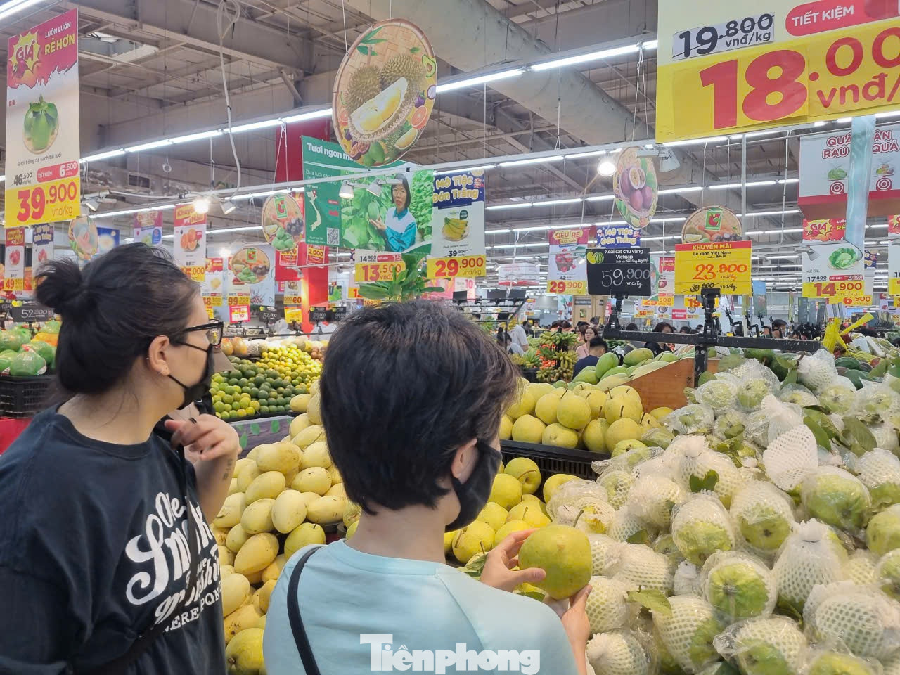 Ngoài các thực phẩm thiết yếu tươi sống, mặt hàng hoa quả cũng được siêu thị giảm giá để đáp ứng nhu cầu khách hàng. Ngoài các thực phẩm thiết yếu tươi sống, mặt hàng hoa quả cũng được siêu thị giảm giá để đáp ứng nhu cầu khách hàng.