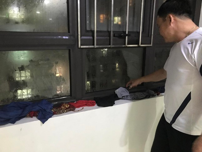 Nhiều cửa kính chung cư bị tạt nước vào. Nhiều cửa kính chung cư bị tạt nước vào.