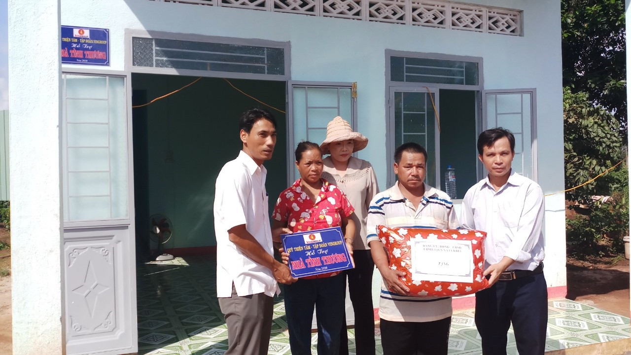 Một nhà tình thương được Quỹ Thiện Tâm (Tập đoàn Vingroup) hỗ trợ trao tặng cho một hộ nghèo, hoàn cảnh khó khăn. Một nhà tình thương được Quỹ Thiện Tâm (Tập đoàn Vingroup) hỗ trợ trao tặng cho một hộ nghèo, hoàn cảnh khó khăn.