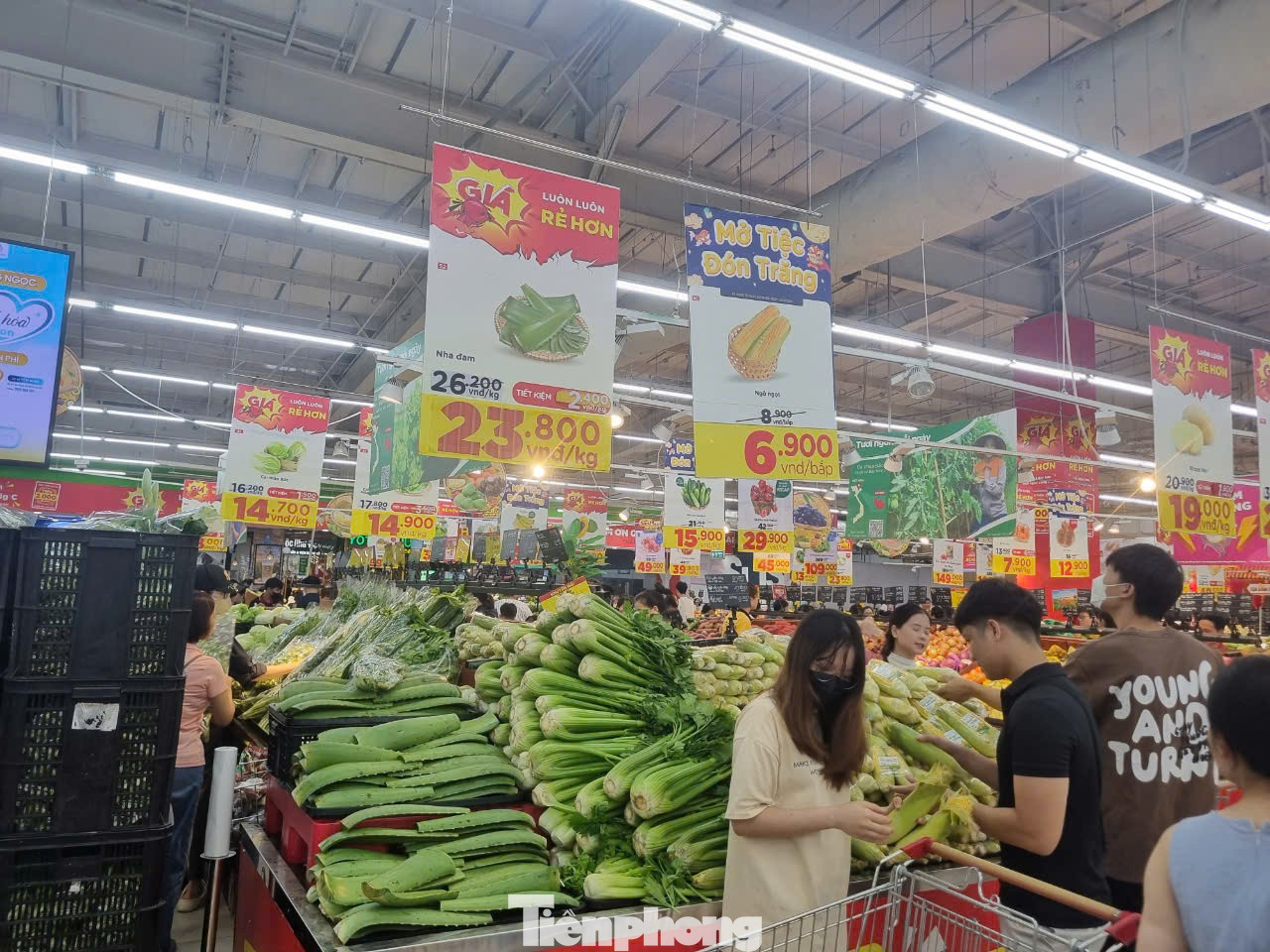 Đại diện siêu thị Big C Thăng Long cho biết đã tăng lượng hàng hoá lên 300%, trong đó tập trung vào các nhóm sản phẩm thiết yếu như rau củ quả, thịt cá… Nhiều mặt hàng trước và sau bão giảm giá để phục vụ người dân. Đại diện siêu thị Big C Thăng Long cho biết đã tăng lượng hàng hoá lên 300%, trong đó tập trung vào các nhóm sản phẩm thiết yếu như rau củ quả, thịt cá… Nhiều mặt hàng trước và sau bão giảm giá để phục vụ người dân.