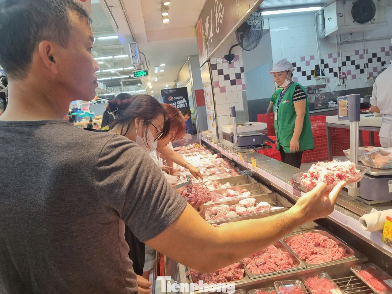 Nhiều người dân chọn siêu thị vì hàng hoá dồi dào. Nhiều người dân chọn siêu thị vì hàng hoá dồi dào.