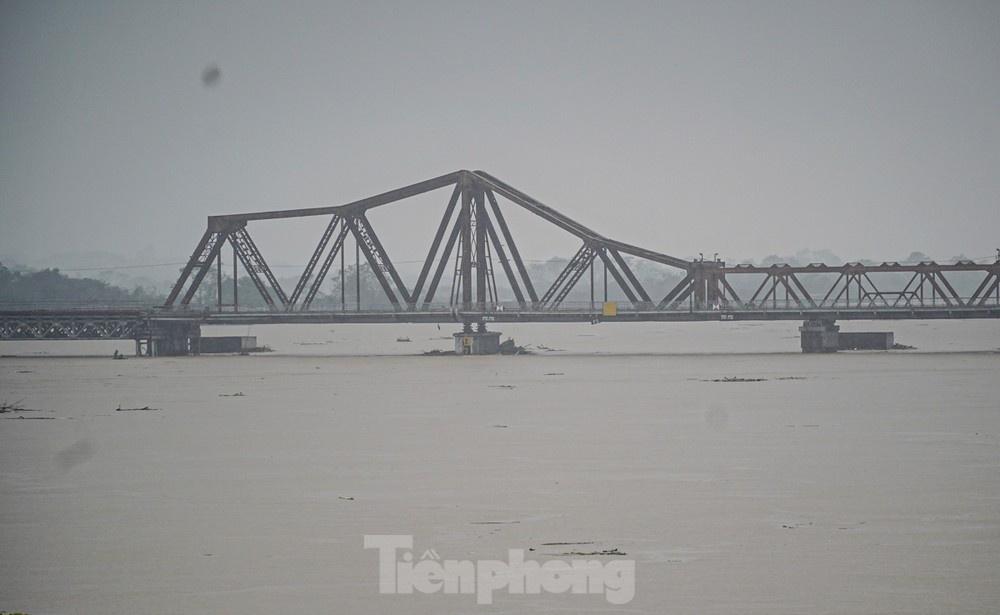 Các cầu bắc qua sông được kiểm tra, rà soát để đảm bảo an toàn.