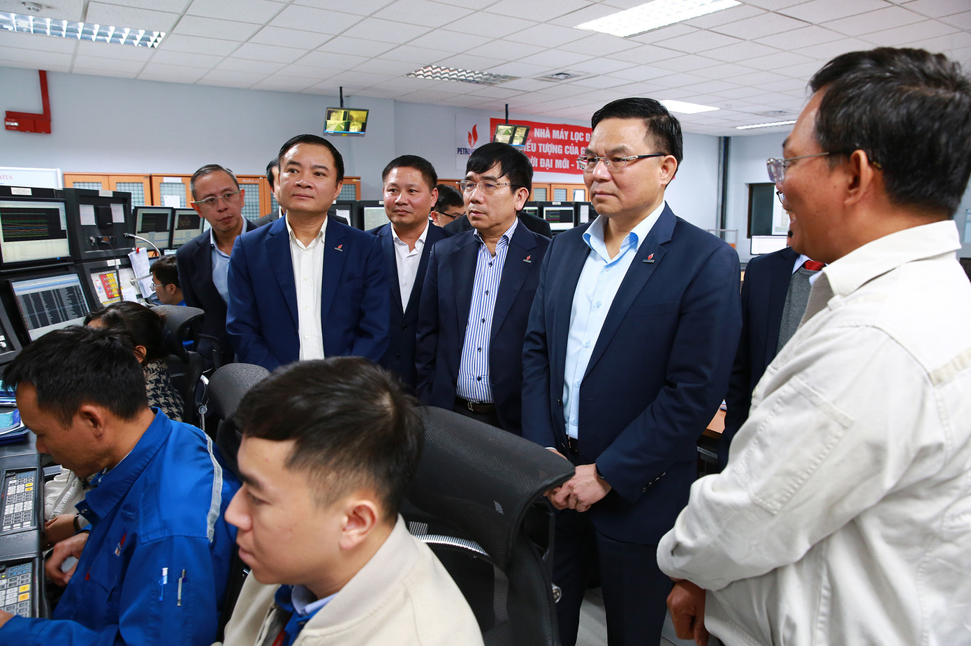 Lãnh đạo Tập đoàn Dầu khí Quốc gia Việt Nam - nay là Tập đoàn Công nghiệp - Năng lượng Quốc gia Việt Nam thăm, kiểm tra công tác vận hành NMLD Dung Quất (tháng 12/2024). Lãnh đạo Tập đoàn Dầu khí Quốc gia Việt Nam - nay là Tập đoàn Công nghiệp - Năng lượng Quốc gia Việt Nam thăm, kiểm tra công tác vận hành NMLD Dung Quất (tháng 12/2024).