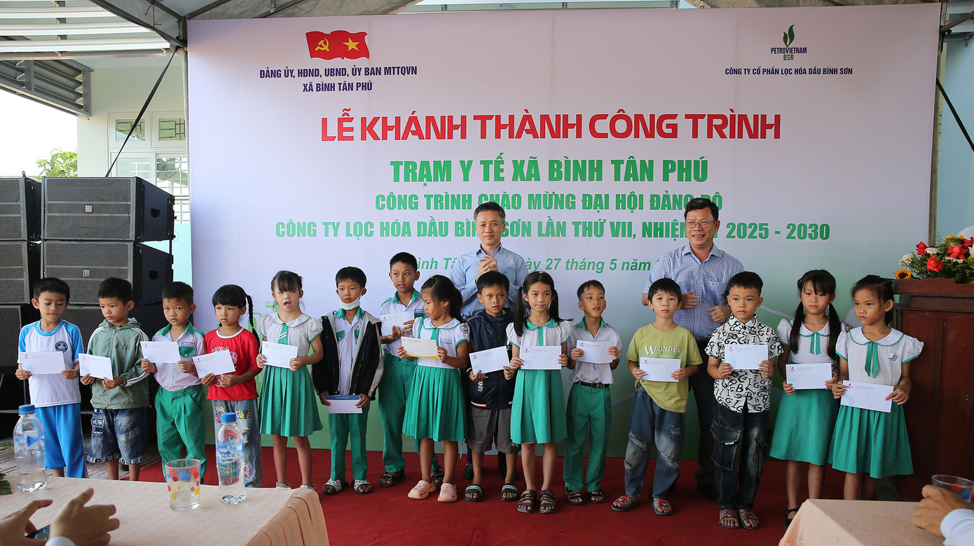 Đại diện chính quyền địa phương và BSR trao tặng các phần quà cho các em học sinh có hoàn cảnh khó khăn của xã Bình Tân Phú Đại diện chính quyền địa phương và BSR trao tặng các phần quà cho các em học sinh có hoàn cảnh khó khăn của xã Bình Tân Phú