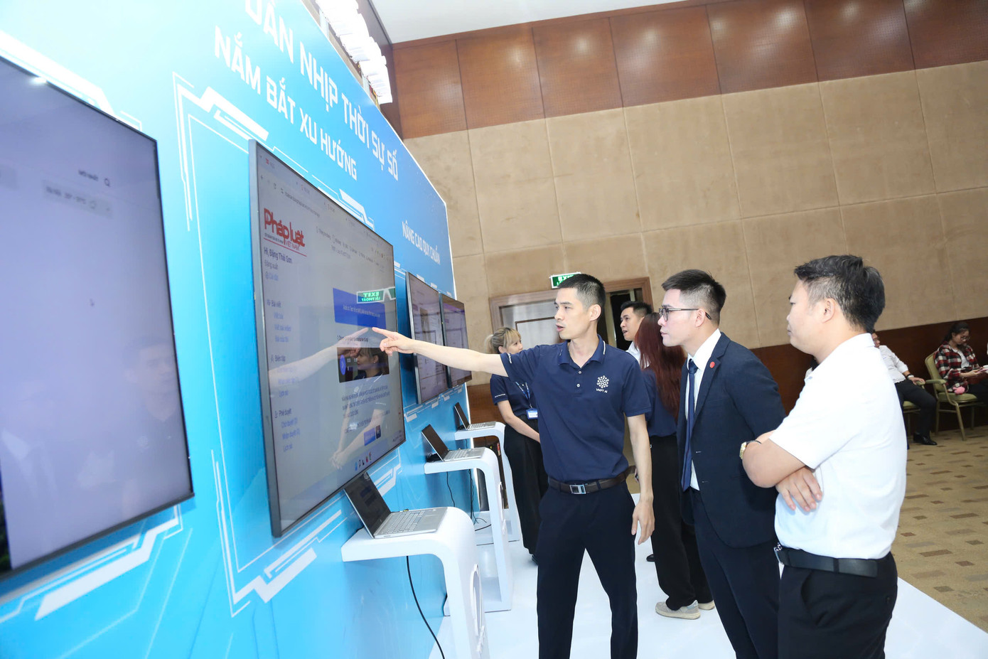 AI có nhiều ứng dụng hỗ trợ nhà báo tác nghiệp, hoạt động toà soạn báo. AI có nhiều ứng dụng hỗ trợ nhà báo tác nghiệp, hoạt động toà soạn báo.