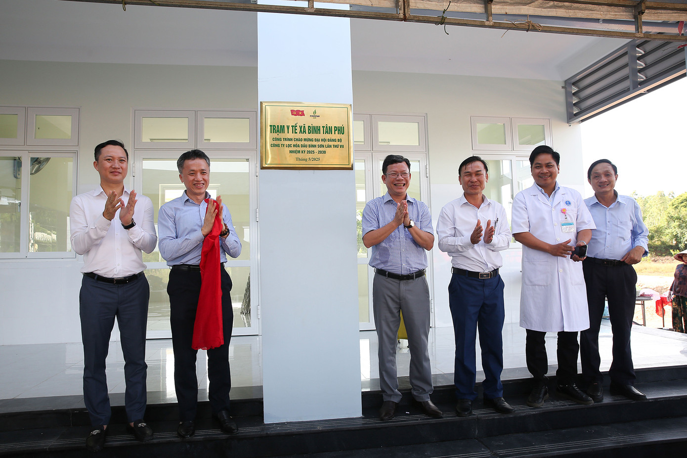 Các đại biểu thực hiện nghi thức gắn biển công trình Trạm Y tế xã Bình Tân Phú. Đây là công trình được Đảng uỷ BSR lựa chọn chào mừng Đại hội đại biểu Đảng bộ BSR lần thứ VII nhiệm kỳ 2025 - 2030 Các đại biểu thực hiện nghi thức gắn biển công trình Trạm Y tế xã Bình Tân Phú. Đây là công trình được Đảng uỷ BSR lựa chọn chào mừng Đại hội đại biểu Đảng bộ BSR lần thứ VII nhiệm kỳ 2025 - 2030