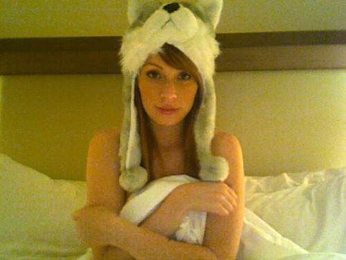 Chụp ảnh "tự sướng" với chiếc mũ đầu cún. Chụp ảnh