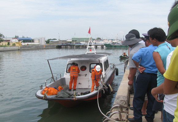 Những người thân đang trông chờ cơ quan chức năng đưa thi thể người bị mất tích về phía bờ ở Vũng Tàu