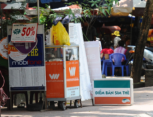 Sim ế tại các cửa hàng, đại lý sắp bị thu hồi về kho số của nhà mạng. Ảnh: Anh Quân