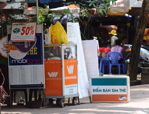 Sim ế tại các cửa hàng, đại lý sắp bị thu hồi về kho số của nhà mạng. Ảnh: Anh Quân