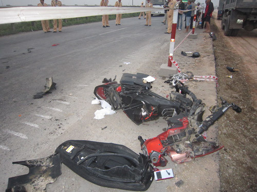 Xe máy nát bét, gãy rời nhiều bộ phận