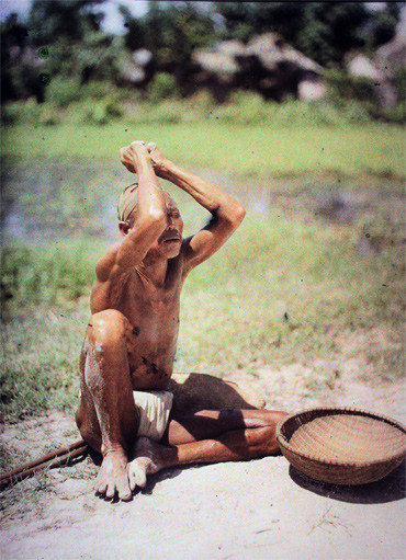  Người ăn mày bị bệnh phong mong manh trong chiếc khố ngồi nơi vệ đường